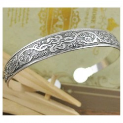 Brazalete estilo tibetano grabado con corazones y hojas bañado en plata