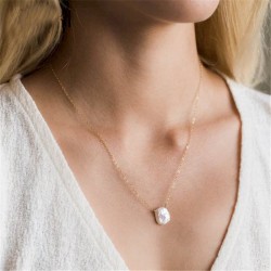 Collar de mujer con perla barroca cultivada y cadena acabada en oro 9k