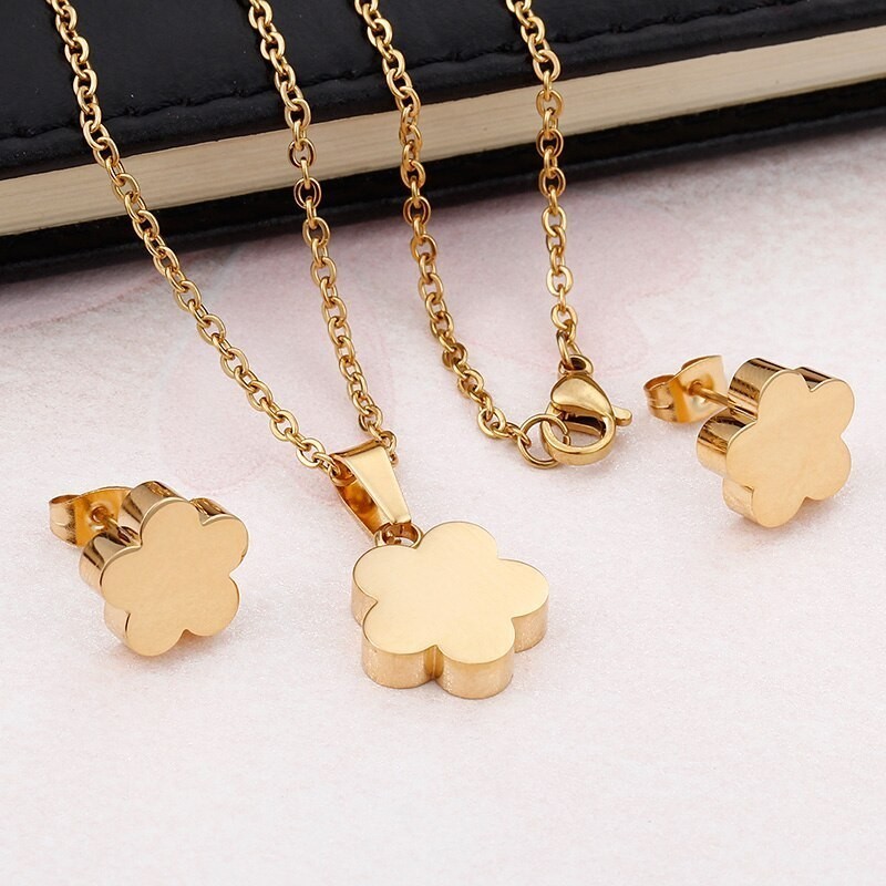 Conjunto de collar y pendientes de trébol acabado en oro 18k