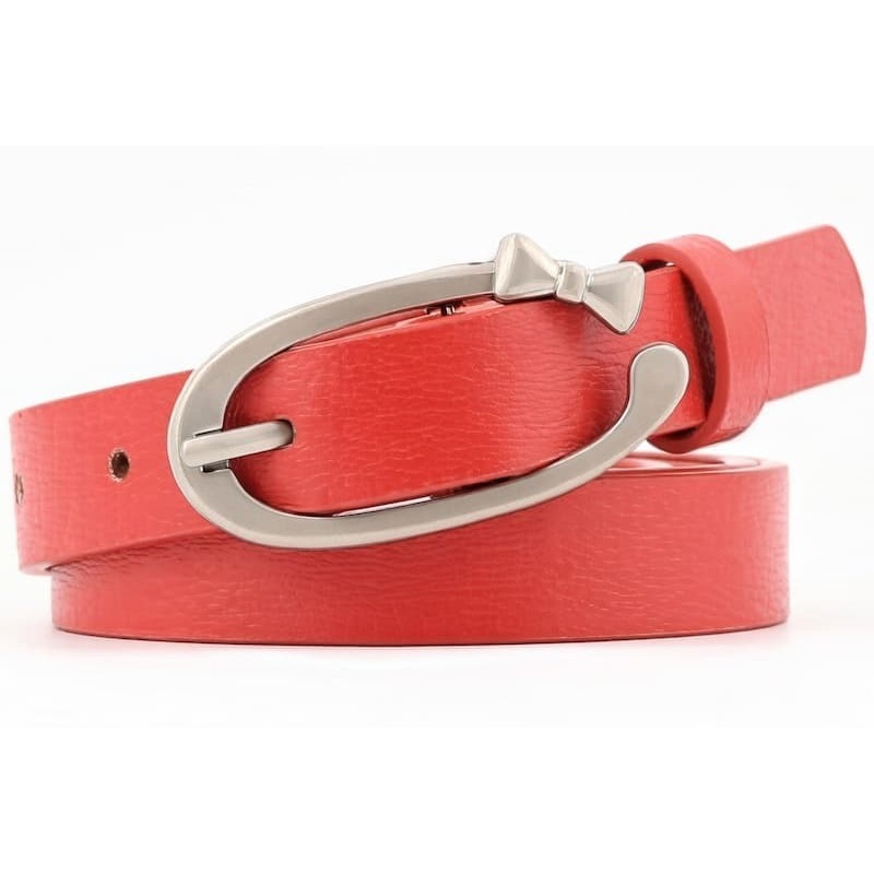 Cinturón de poli piel color rojo para mujer, de 103 centímetros de largo, con hebilla metálica plateada, sobre fondo blanco.