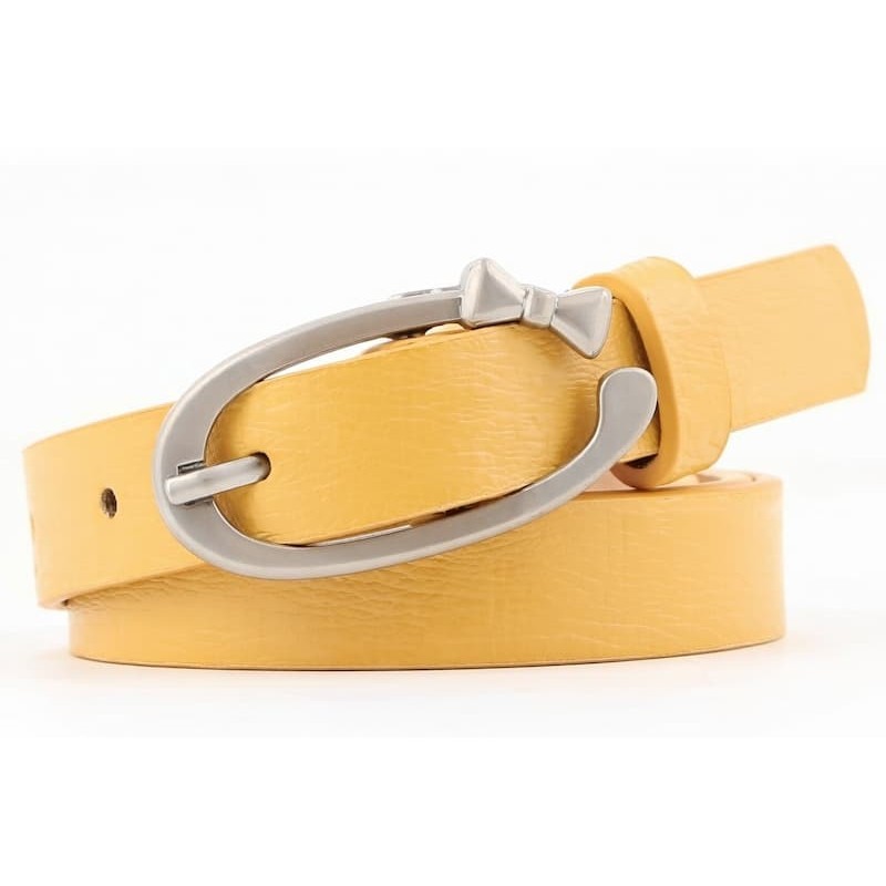Cinturón de poli piel color amarillo para mujer, de 103 centímetros de largo, con hebilla metálica plateada, sobre fondo blanco.