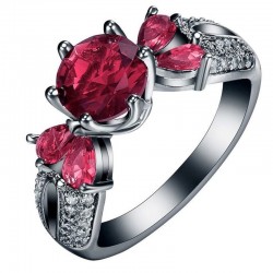 Anillo de acero de color negro con una piedra decorativa de cristal rojo