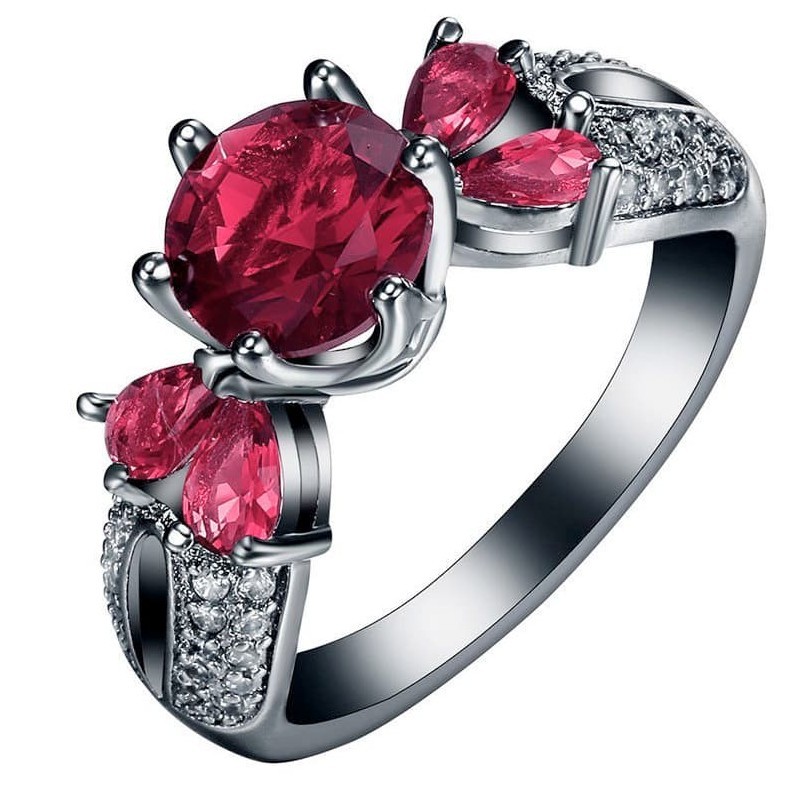 Anillo de acero de color negro con una piedra decorativa de cristal rojo