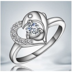 Anillo de acero bañado en plata con una piedra de cristal blanco simil zafiro