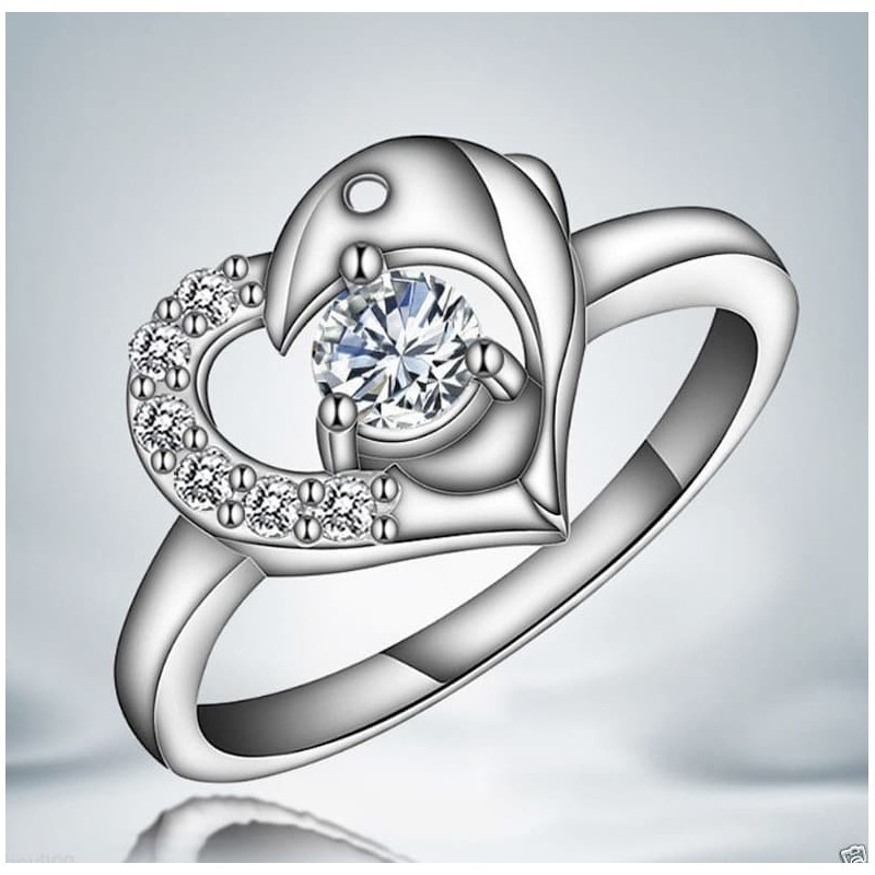 Anillo de acero bañado en plata con una piedra de cristal blanco simil zafiro