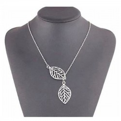Collar de acero bañado en plata con dos colgantes decorativos en forma de hojas