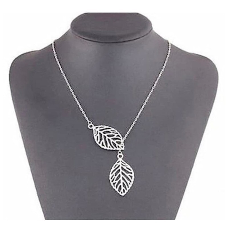 Collar de acero bañado en plata con dos colgantes decorativos en forma de hojas