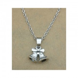 Collar de acero bañado en plata con un colgante decorativo con forma de campanitas