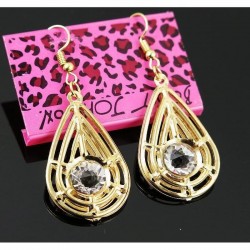 Pendientes largos de la marca Betsey Johnson con colgantes y piedras blancas de cristal