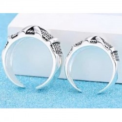 Pareja de anillos de compromiso ajustables fabricados en acero inoxidable bañado en plata para hombre y mujer.