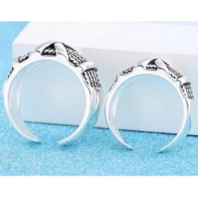 Pareja de anillos de compromiso ajustables fabricados en acero inoxidable bañado en plata para hombre y mujer.