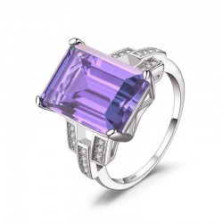 Anillo de acero inoxidable con piedra rectangular color amatista engastada en el centro.
