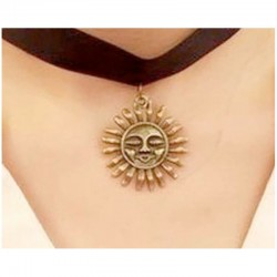 Collar de estilo gótico para mujer con colgante en forma de sol en color bronce y cinta de terciopelo negro.