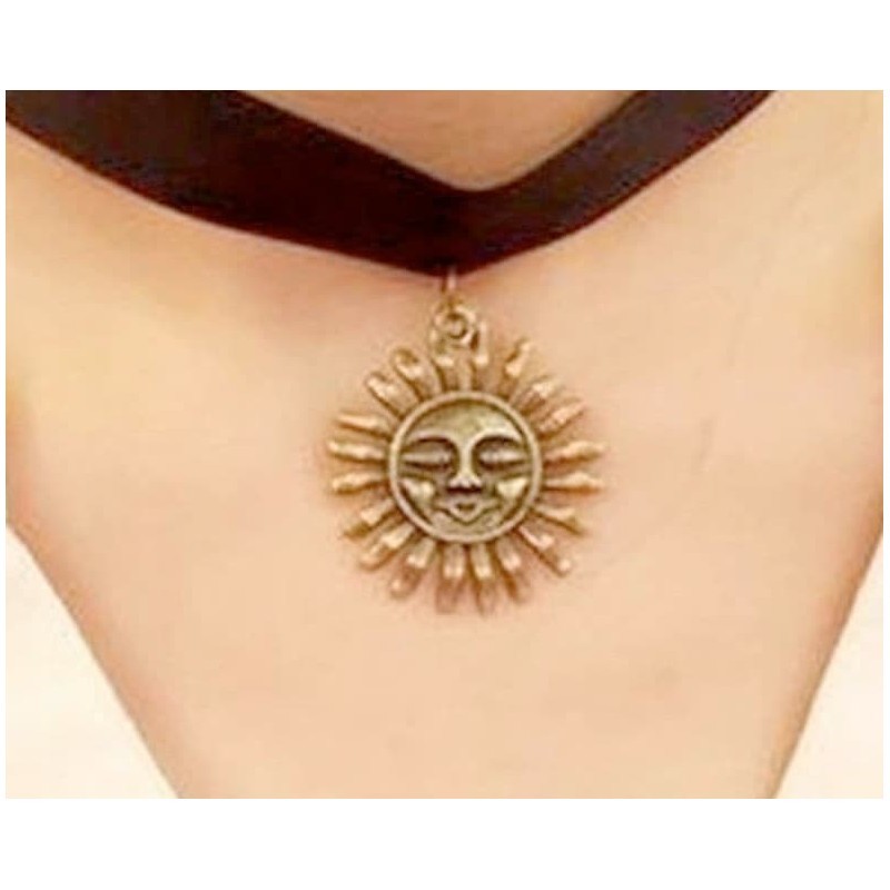 Collar de estilo gótico para mujer con colgante en forma de sol en color bronce y cinta de terciopelo negro.