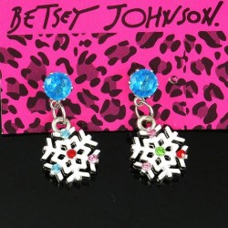 Pendientes de bisutería para bodas con diseño de copo de nieve, piedra azul y cristales strass de Betsey Johnson.