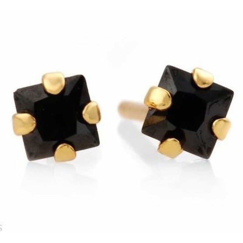 Pendientes de diseño geométrico cuadrado fabricados en plata de primera ley 925 con baño de oro de 18 kilates.
