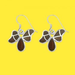 Pendientes para mujer con diseño de mariposa fabricados en plata de primera ley 925 y detalles de madera natural.