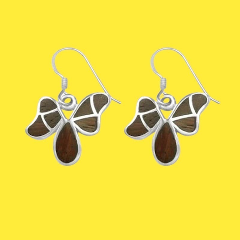 Pendientes para mujer con diseño de mariposa fabricados en plata de primera ley 925 y detalles de madera natural.