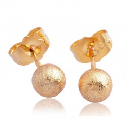 Pendientes pequeños de tipo botón bañados en oro de 4 mm de diámetro, diseño básico y minimalista.