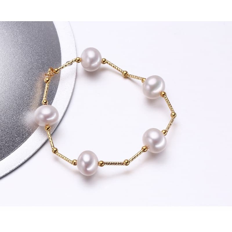 Pulsera de auténticas perlas blancas cultivadas en agua dulce con brillo natural y cierre de seguridad.
