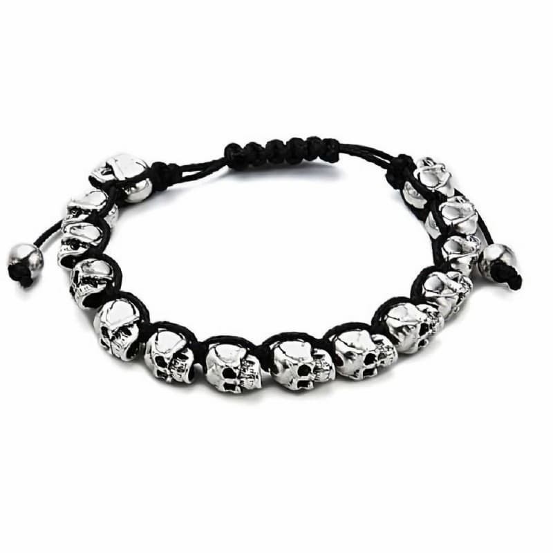 Pulsera de hilo negro ajustable con detalles de calaveras en acero inoxidable plateado, estilo moderno y sin género.