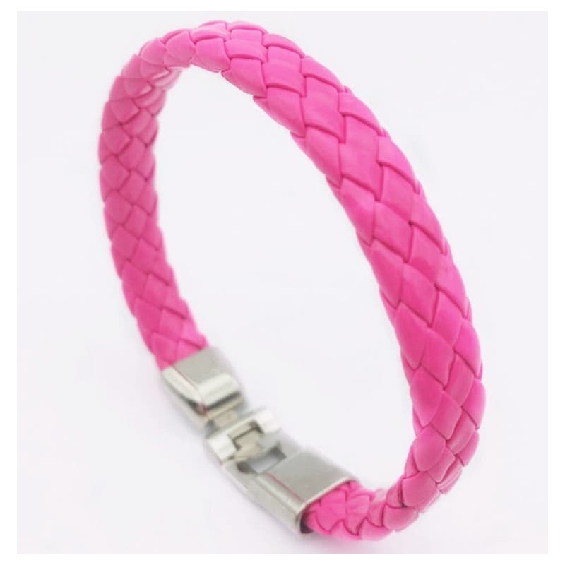 Pulsera para mujer de color rosa suave fabricada en piel sintética con cierres y detalles de acero inoxidable.