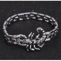 Brazalete de acero inoxidable para hombre con figura de escorpión en relieve y acabado plateado brillante.