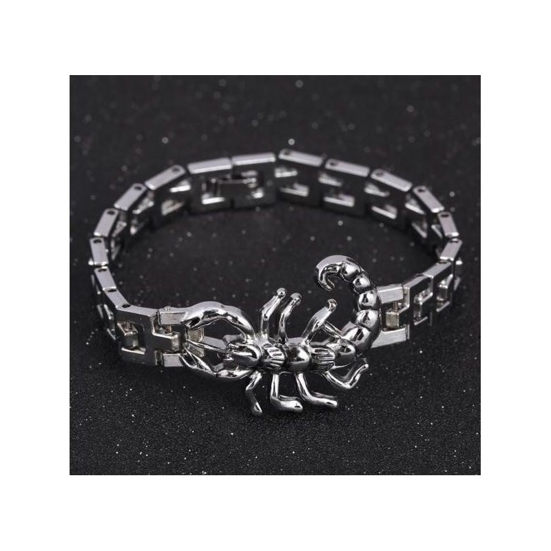 Brazalete de acero inoxidable para hombre con figura de escorpión en relieve y acabado plateado brillante.