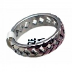 Anillo de acero inoxidable para hombre en talla 24, diseño de banda ancha y acabado pulido.