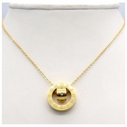 Collar para mujer con colgante circular grabado con números romanos en acero pulido.