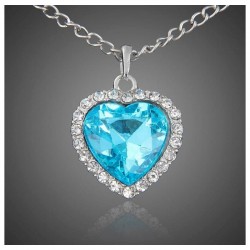 Elegante collar con colgante en forma de corazón de cristal azul intenso y cadena bañada en plata.