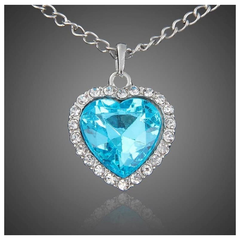 Elegante collar con colgante en forma de corazón de cristal azul intenso y cadena bañada en plata.