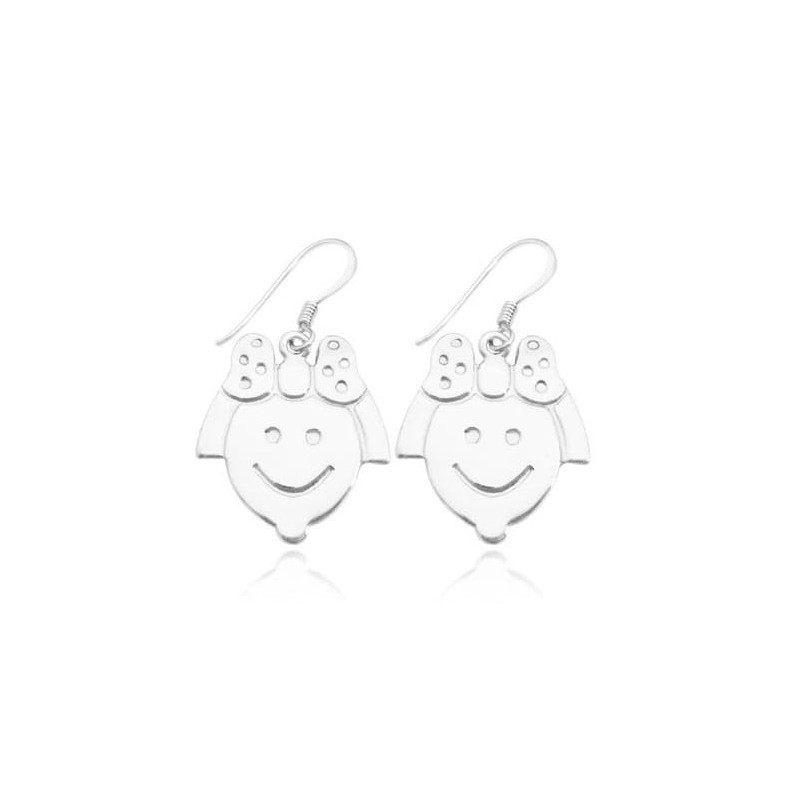 Pequeños pendientes de plata de primera ley con forma de corazón para niña.