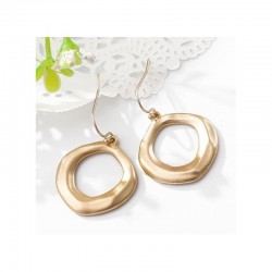 Pendientes para mujer con baño dorado y acabado pulido brillante, diseño versátil.