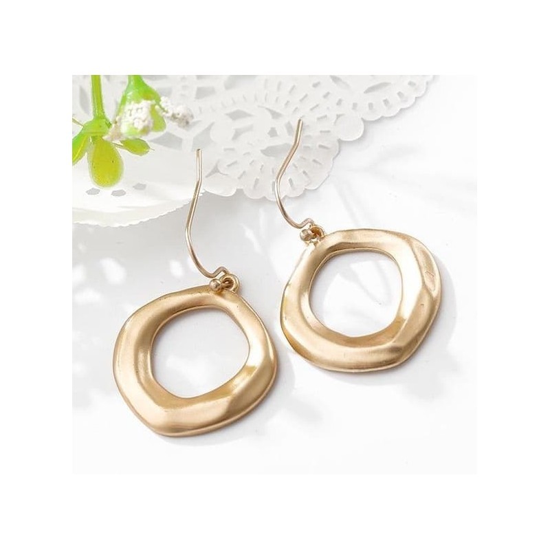 Pendientes para mujer con baño dorado y acabado pulido brillante, diseño versátil.