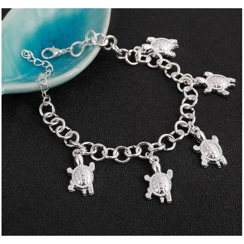 Pulsera de acero inoxidable chapada en oro con eslabones en forma de tortugas detalladas.