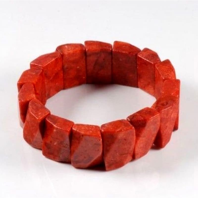 Pulsera de cuentas de coral rojo con acabado pulido y cierre ajustable.
