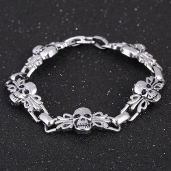 Brazalete elástico para hombre con cuentas de piedra volcánica negra y detalle central de calavera en acero.