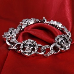 Pulsera de acero inoxidable para hombre con eslabones en forma de calaveras detalladas y cierre de seguridad.