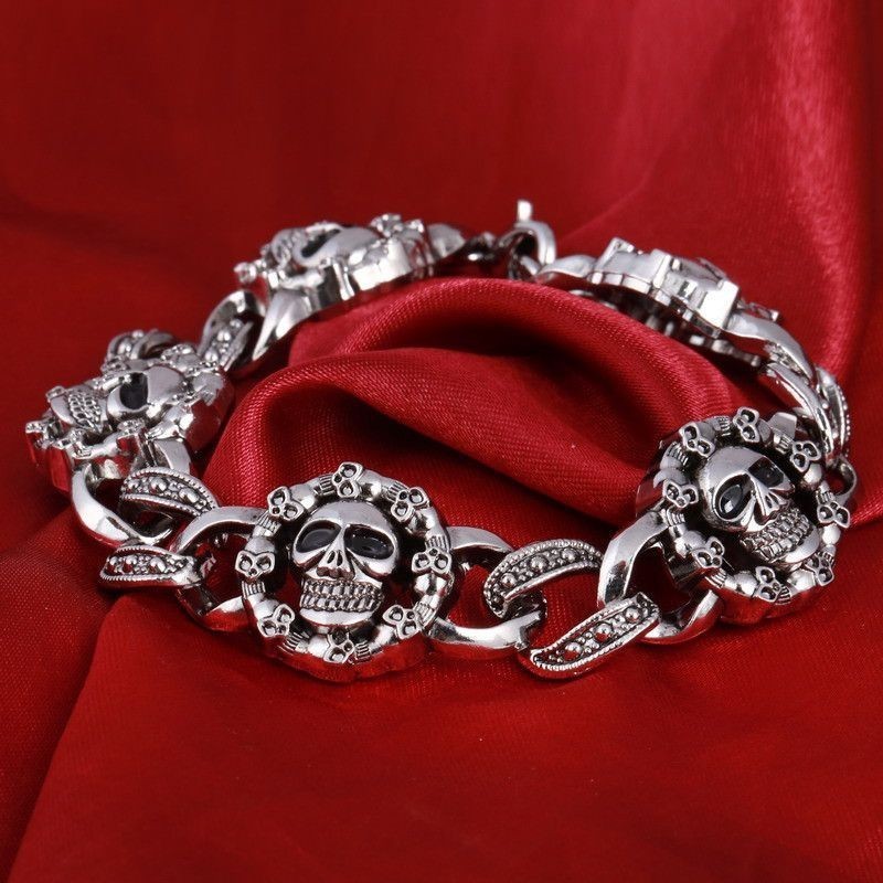 Pulsera de acero inoxidable para hombre con eslabones en forma de calaveras detalladas y cierre de seguridad.