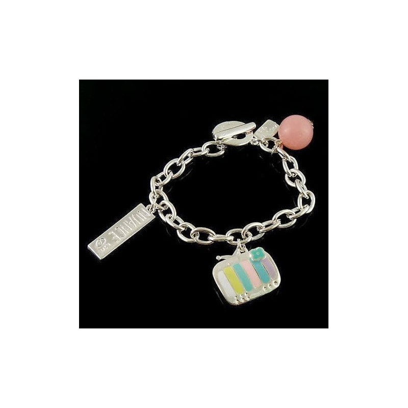 Pulsera para mujer bañada en plata con charms colgantes de diversos diseños y cierre de seguridad.
