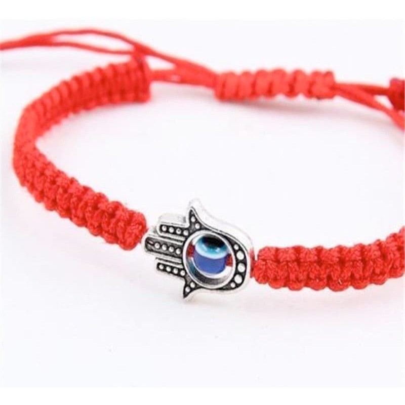 Brazalete para mujer con el símbolo de la Mano de Fátima (Hamsa) detallado y acabado brillante.
