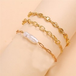 Pack de tres pulseras para mujer con baño dorado, diferentes eslabones y texturas combinables.