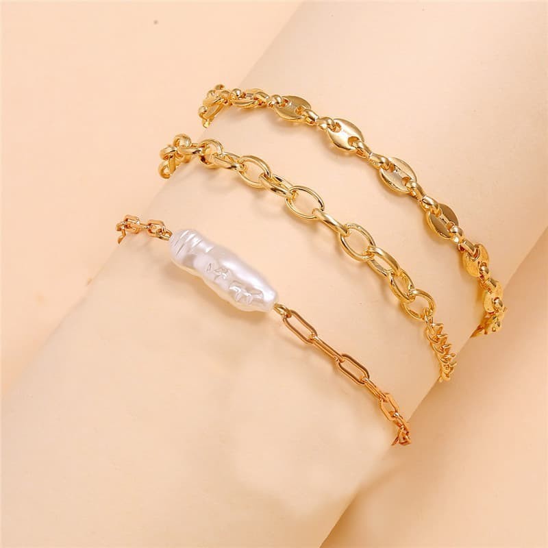 Pack de tres pulseras para mujer con baño dorado, diferentes eslabones y texturas combinables.