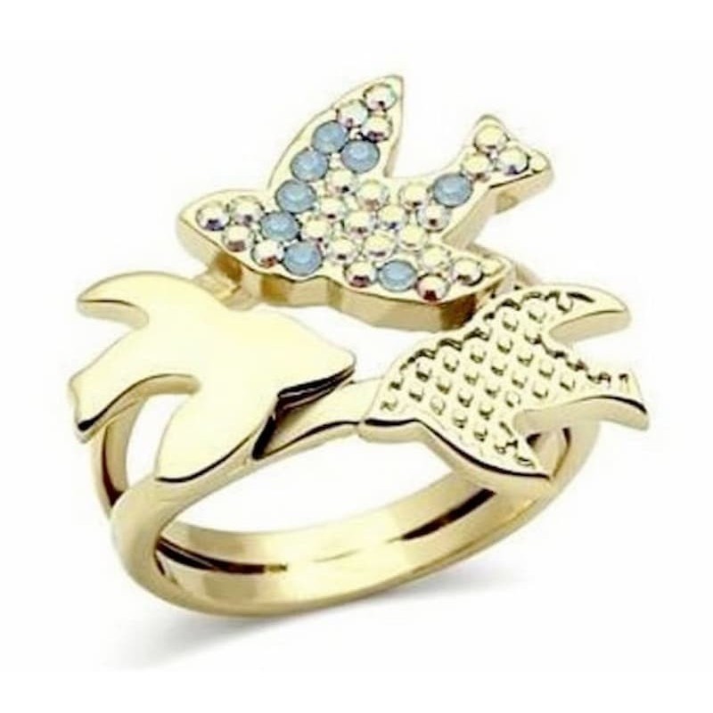 Anillo de acero inoxidable con acabado dorado, diseño de aves entrelazadas y cristales en tono azul celeste.