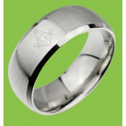 Anillo de sello para hombre en acero inoxidable pulido con el símbolo de la masonería grabado en relieve.