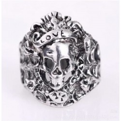 Anillo de acero inoxidable para hombre con diseño de calavera frontal detallada y acabado pulido.