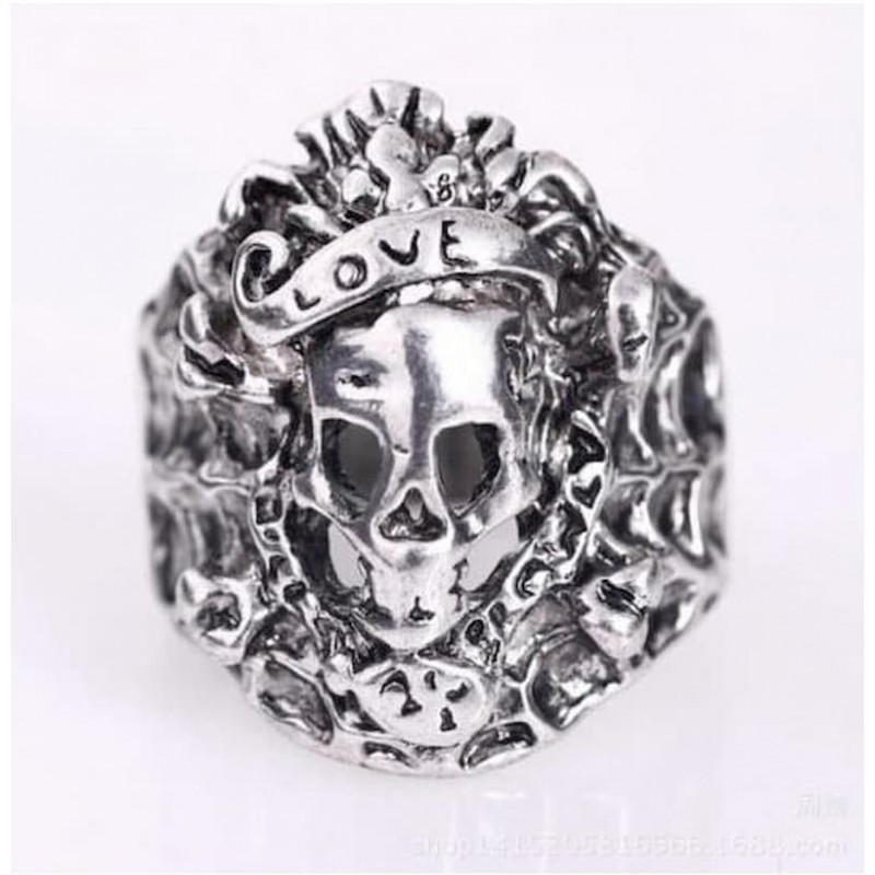 Anillo de acero inoxidable para hombre con diseño de calavera frontal detallada y acabado pulido.