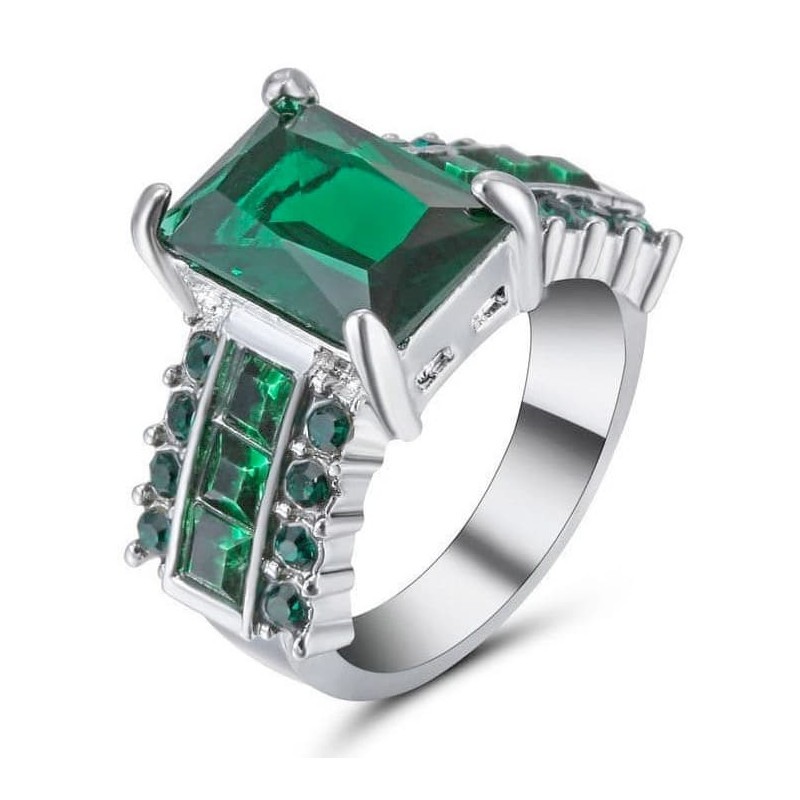 Anillo para mujer bañado en plata con piedra central color verde esmeralda y detalles brillantes laterales.