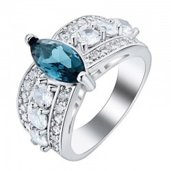 Anillo para mujer con baño de plata de ley y detalle de piedras blancas engastadas en la banda.